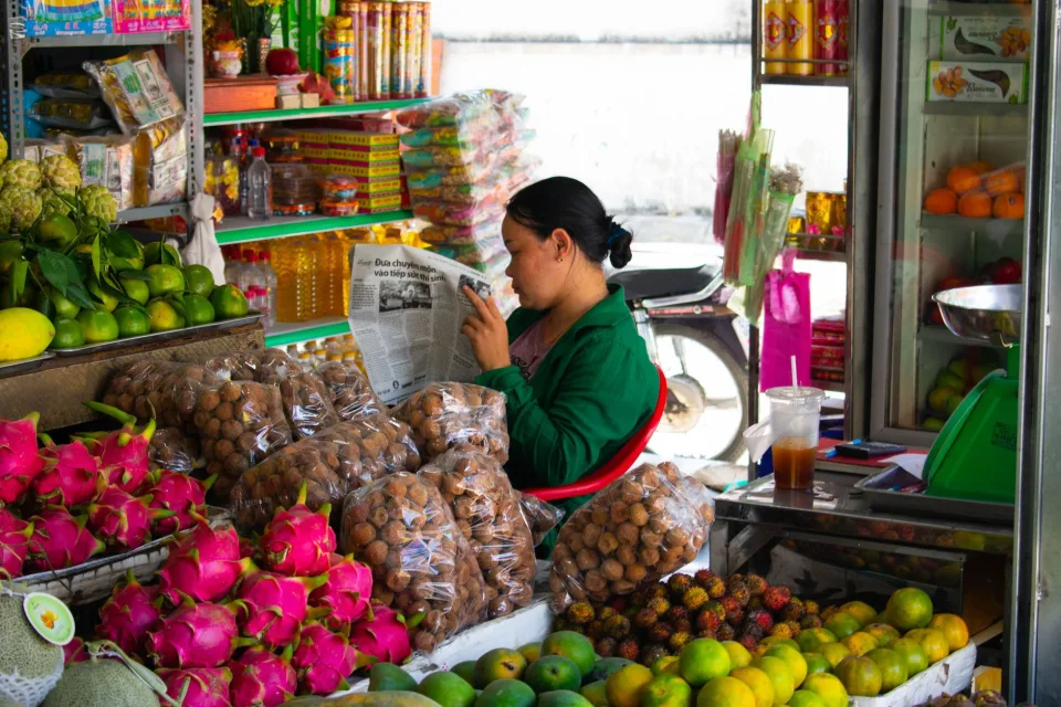 Lối đi giữa các kệ hàng